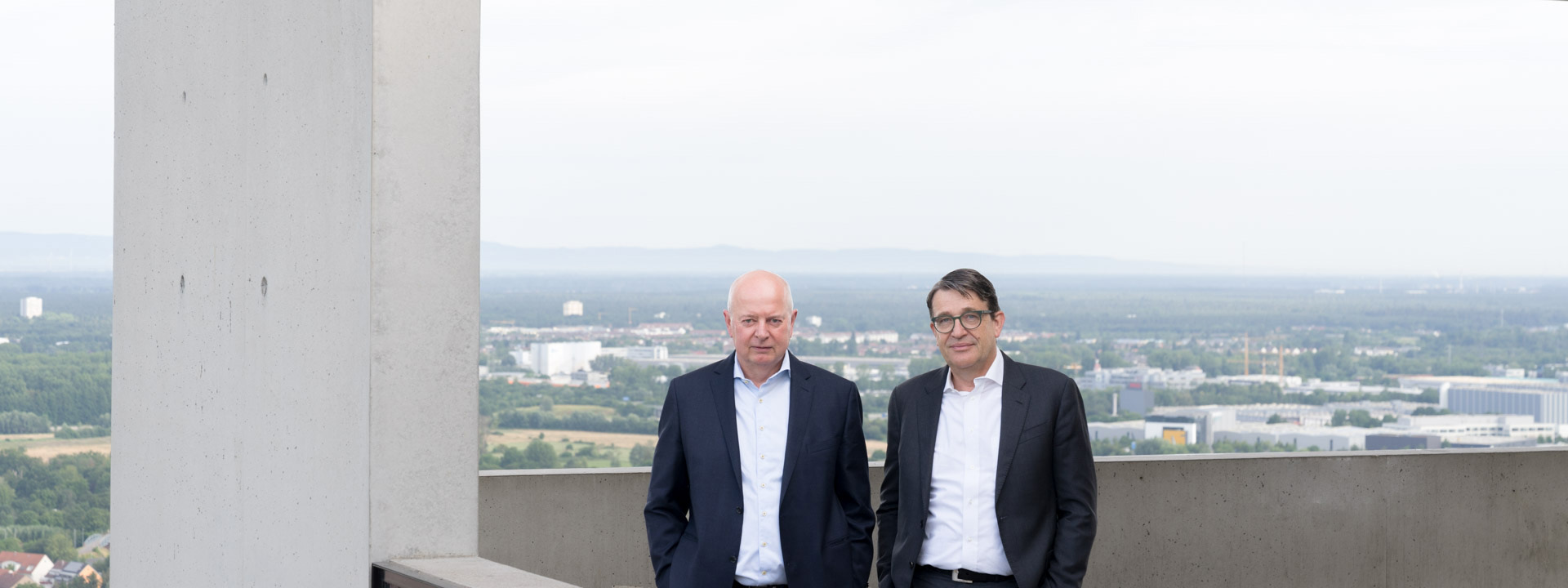 Unsere Geschäftsführer Uwe Appel und Wolfgang Eyrich auf der Aussichtsplattform am Durlacher Turmberg.